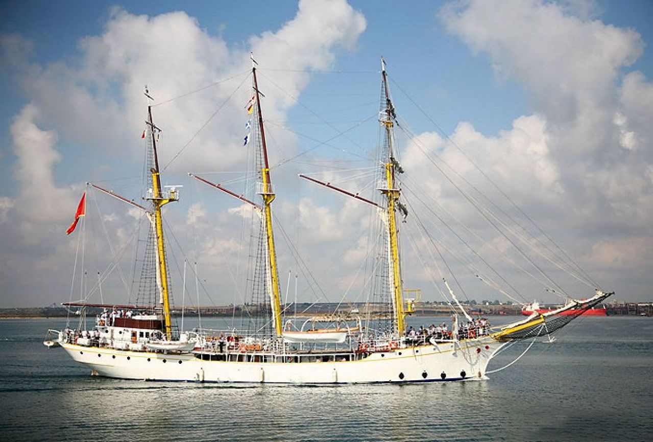 Hrvatska od Crne Gore traži školski brod "Jadran"