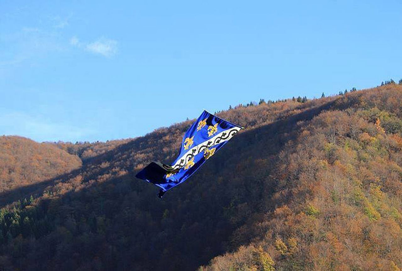 Bosanska kraljevska zastava ponovo zavijorila nakon 550 godina