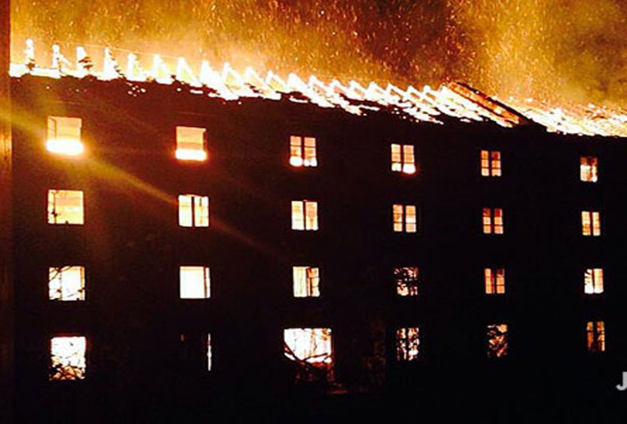 Ogromna vatrena stihija ''progutala'' zgradu Duhanske stanice u Ljubuškom