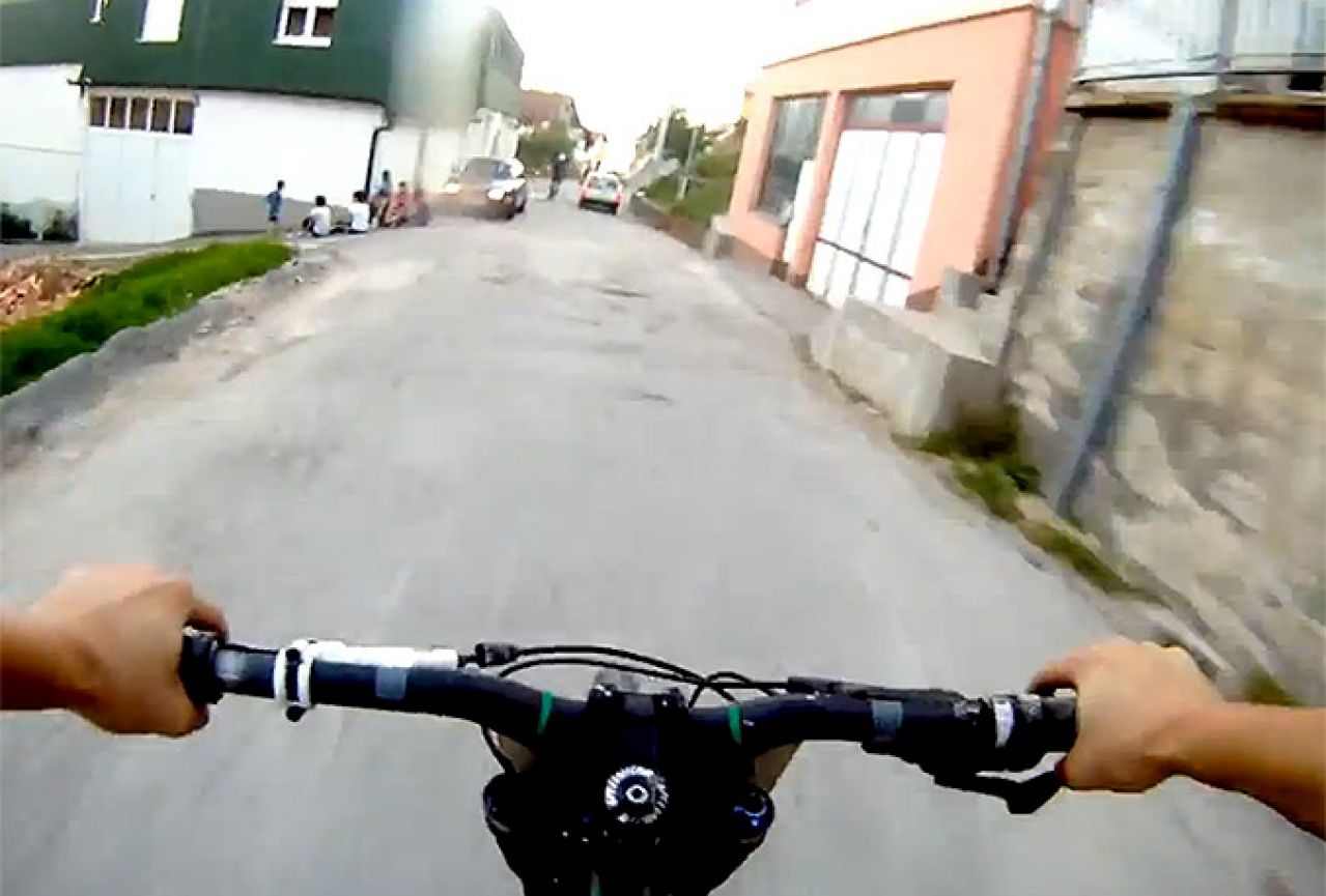 Nevjerojatan spust biciklom kroz sarajevske mahale