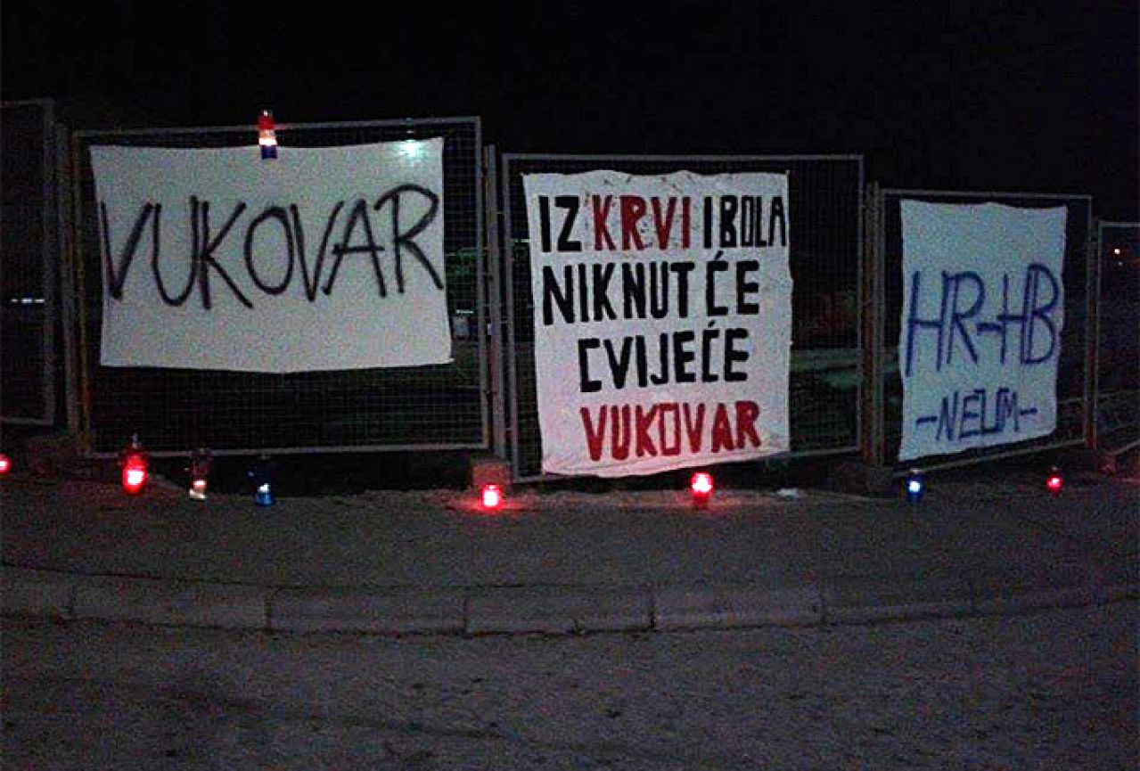 Neumljani svijećama i transparentima odali počast vukovarskim žrtvama