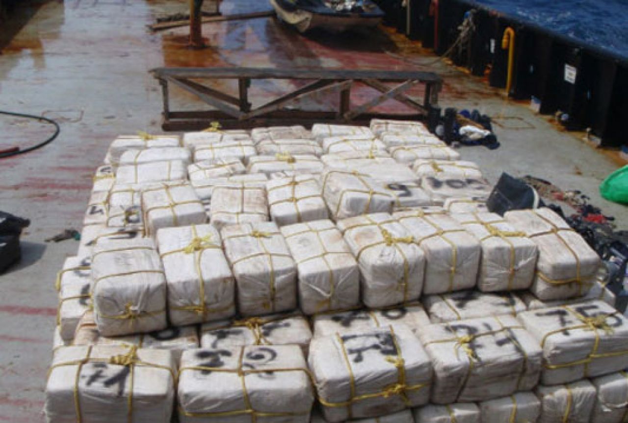 Zapljena 811 kg kokaina, pet osoba privedeno