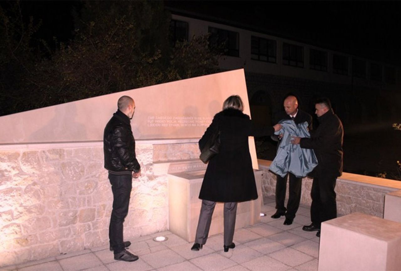 Na Hodovu svečano otvoren spomenik profesoru Peri Marijanoviću