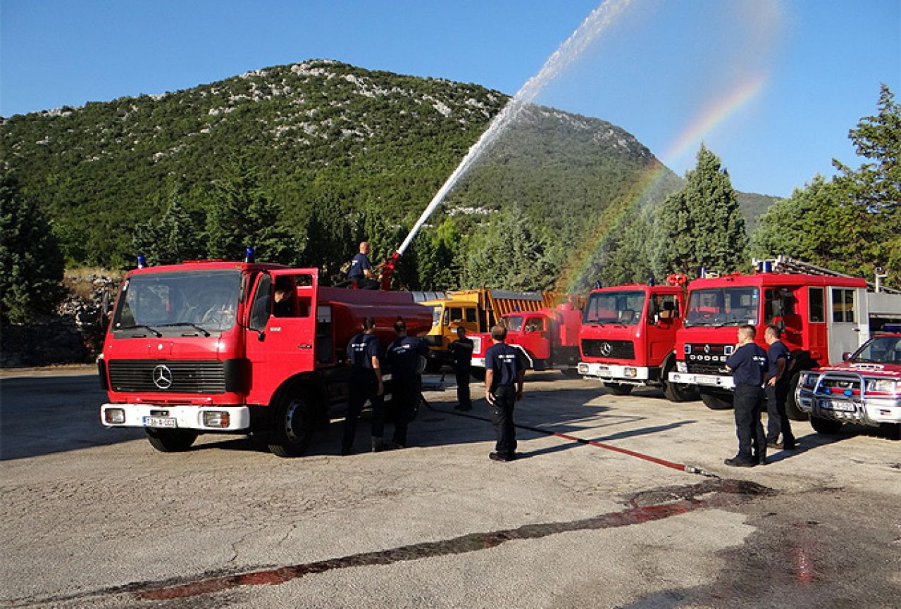 Prezentirana postojeća i nova vatrogasna vozila općine Neum