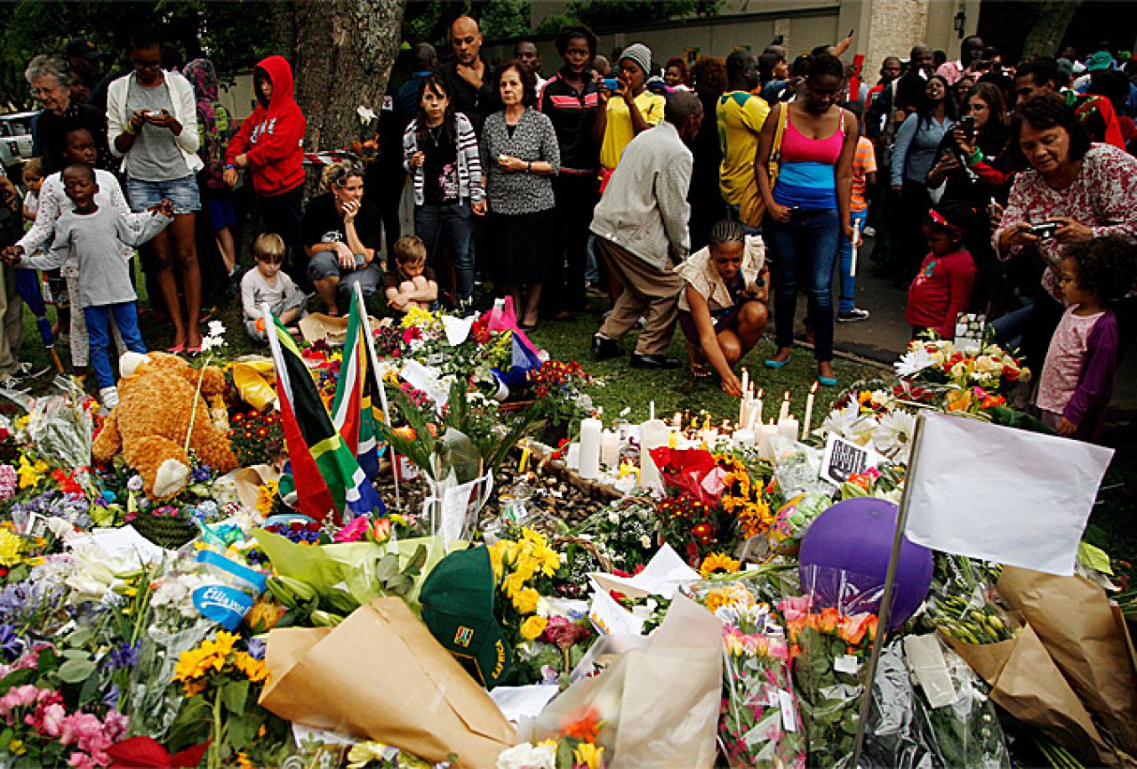 Južnoafrikanci odaju počast Mandeli; Obama, Clinton, Cameron dolaze na sahranu