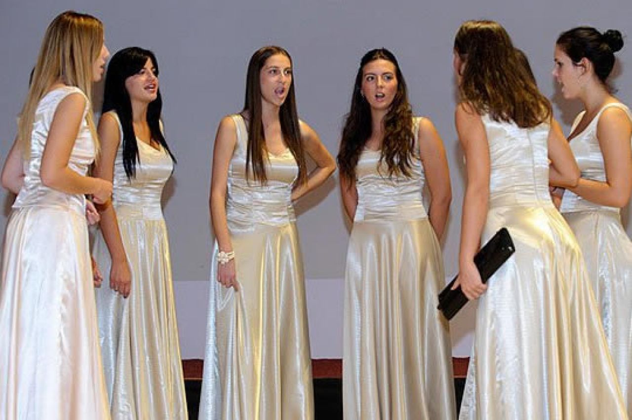 Djevojke iz 'Neverina' apsolutne pobjednice klapa u Omišu, klapi 'Drača' treće mjesto publike