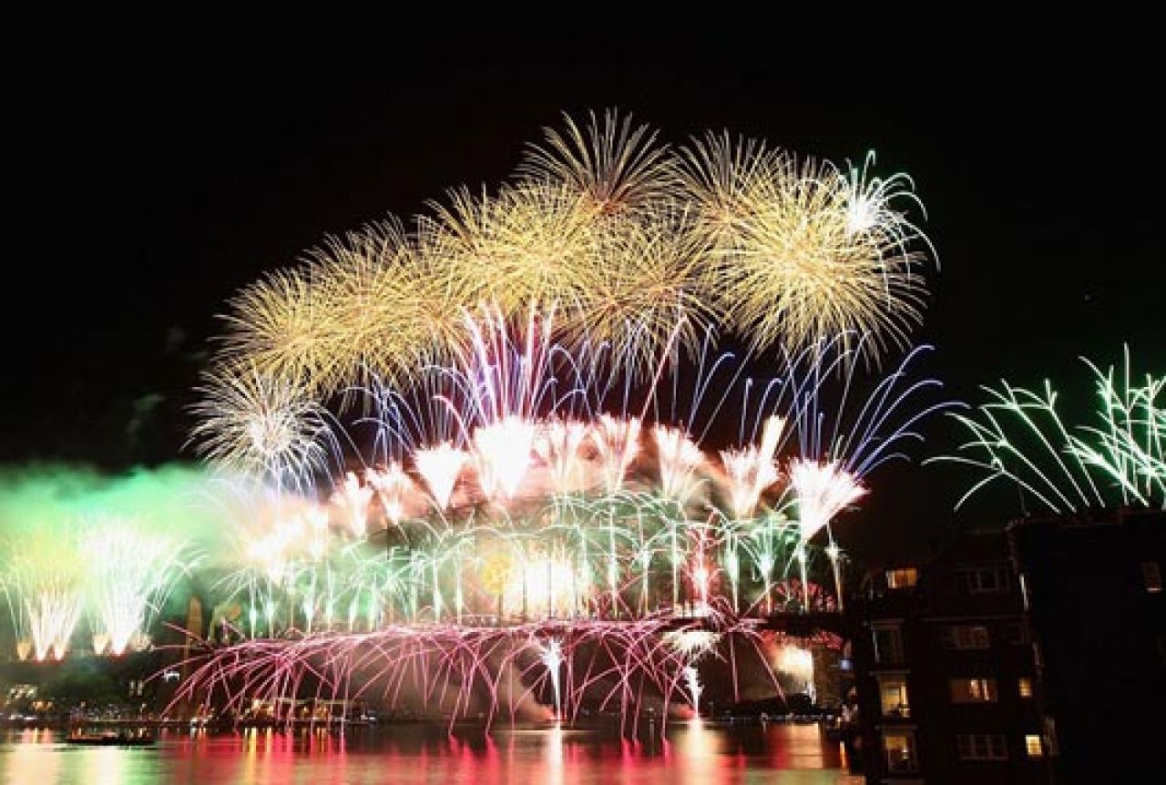 Spektakularnim vatrometom za Guinnessovu knjigu rekorda Dubai ušao u 2014.