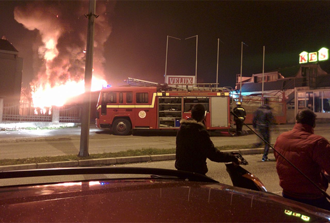 Drama u Mostaru: Požar zahvatio tvrtku 'Keš'