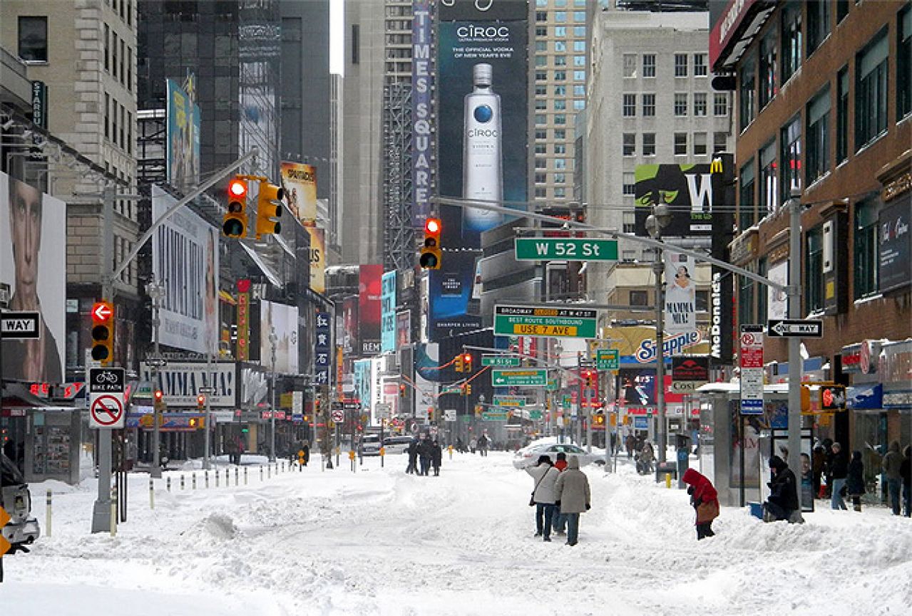 Izvanredno stanje u New Yorku; sjeveroistok SAD-a zahvatila velika snježna oluja