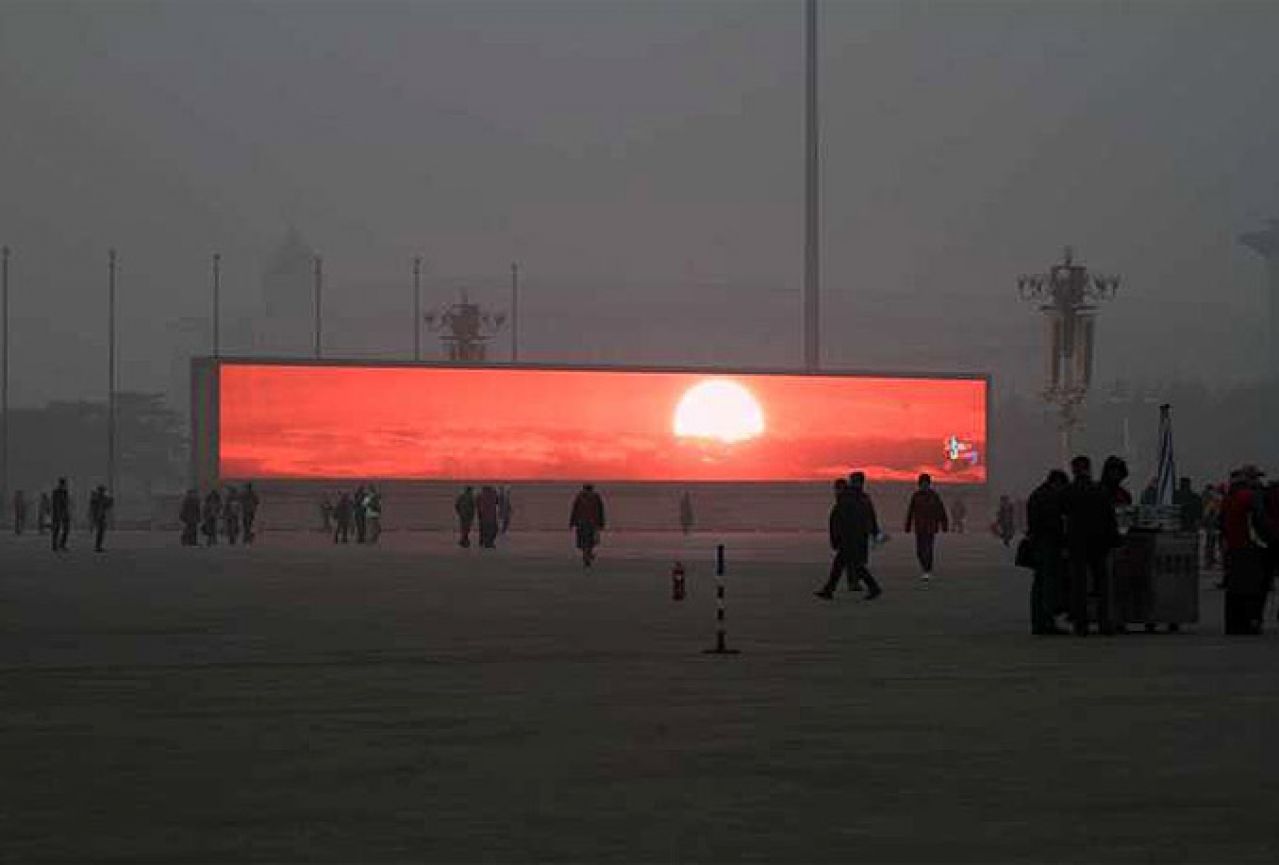Ljudima u Pekingu prikazuju Sunce na LED ekranima