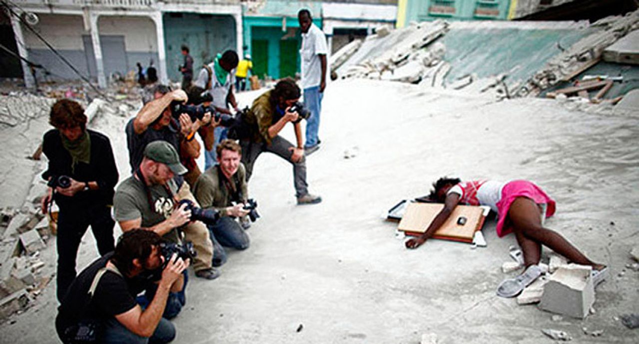 Četrnaest fotografa oko mrtve devojčice