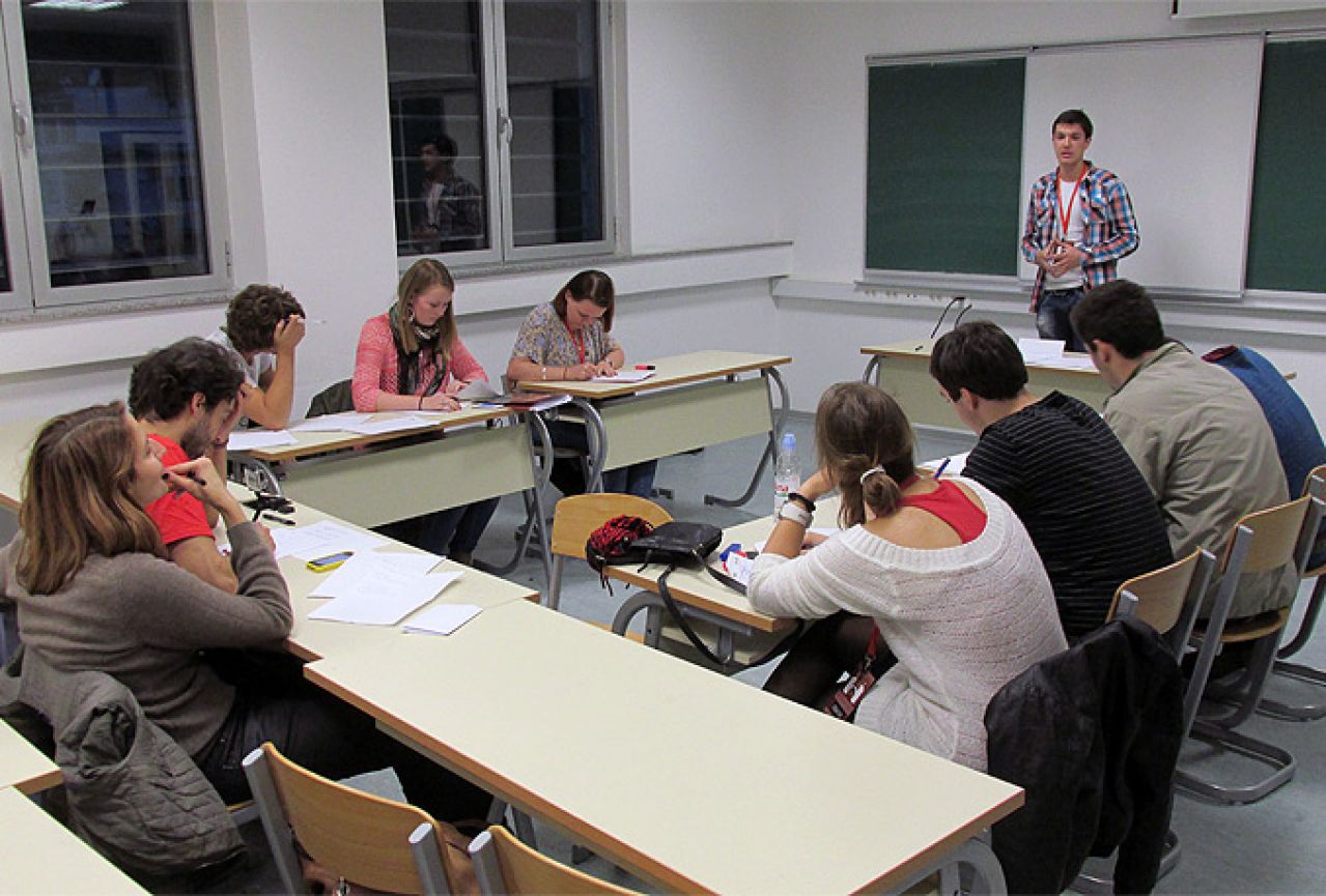 Debatni klub Sveučilišta u Mostaru poziva zainteresirane na upis 