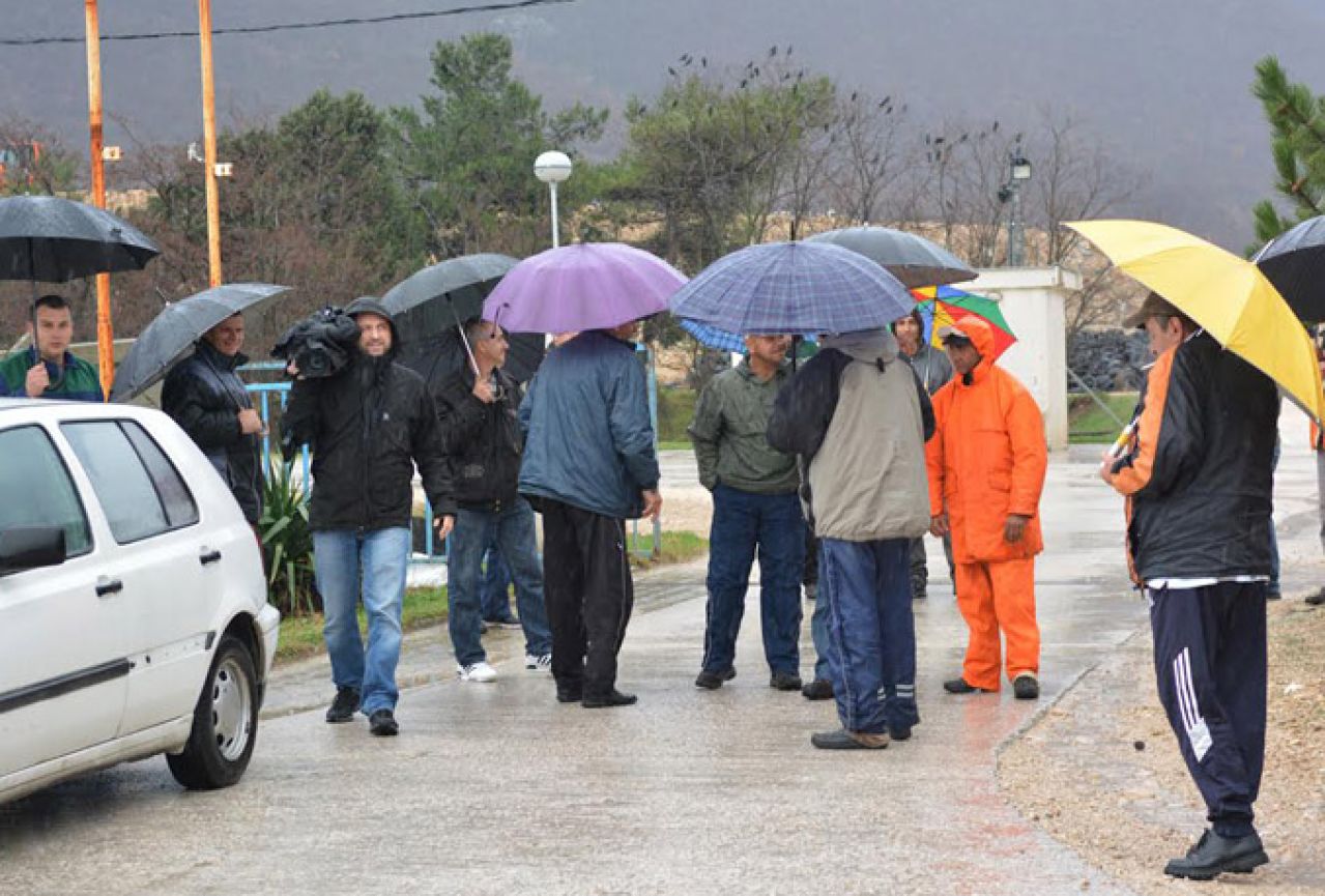 Radnici Komosa prosvjedovali ispred gradske deponije Uborak