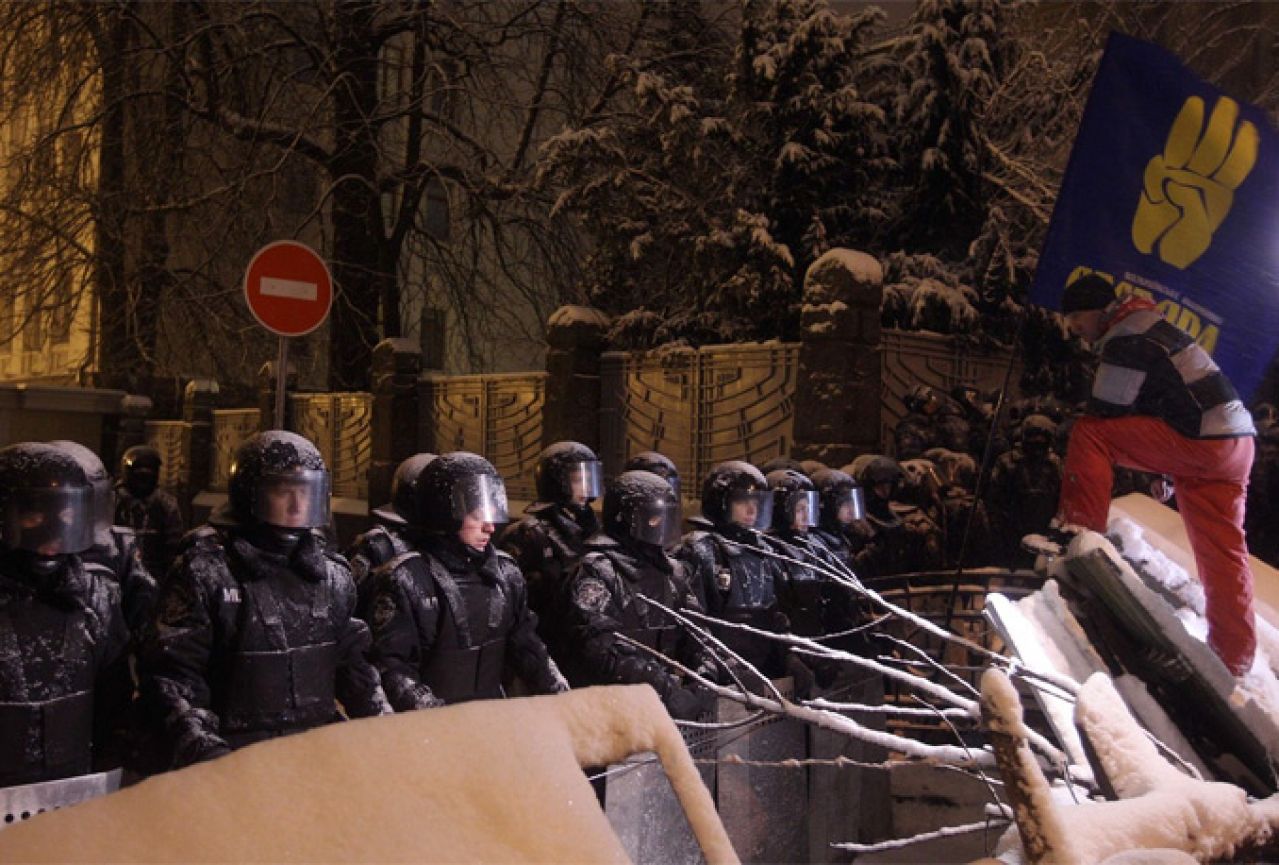 U Ukrajini i dalje napeto: Prosvjedi se proširili izvan Kijeva