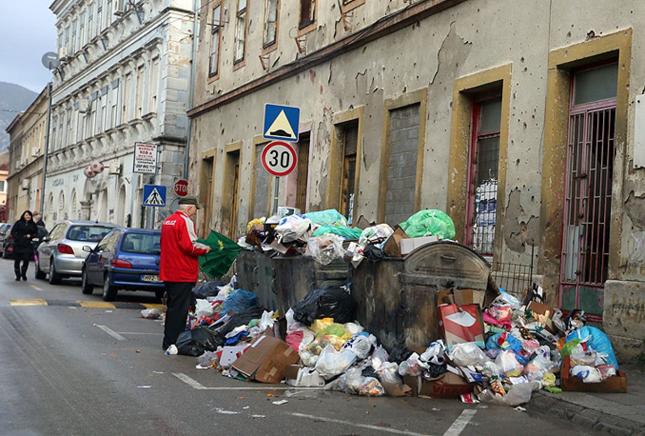 Uborak i dalje blokiran, smeće se odvozi na nepoznatu lokaciju