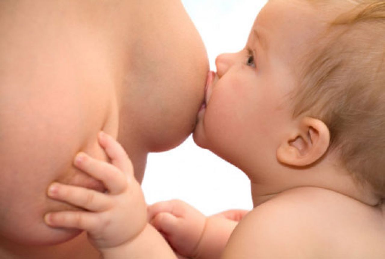 UAE: Majke zakonski obvezne dojiti djecu