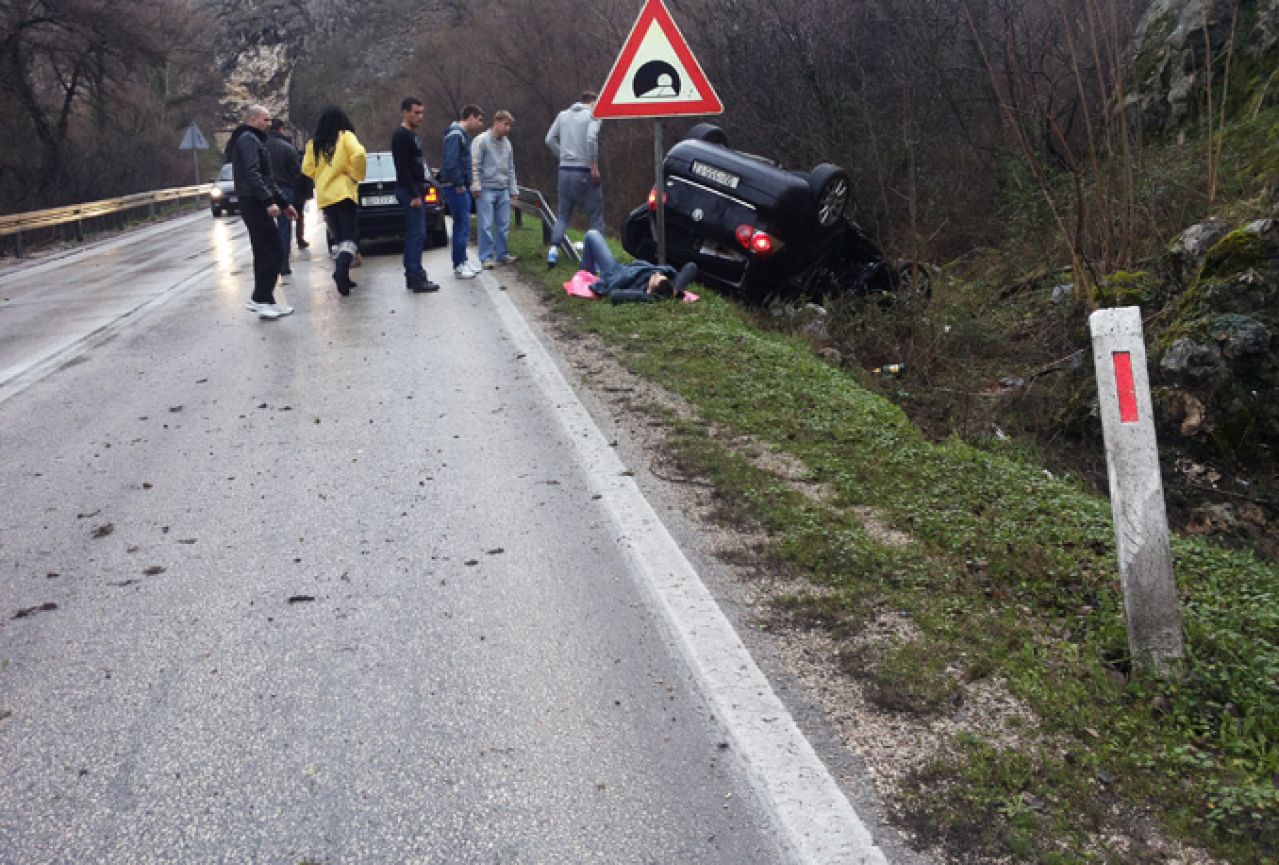 VW Golf V sletio s ceste i prevrnuo se na krov; ozlijeđene dvije osobe
