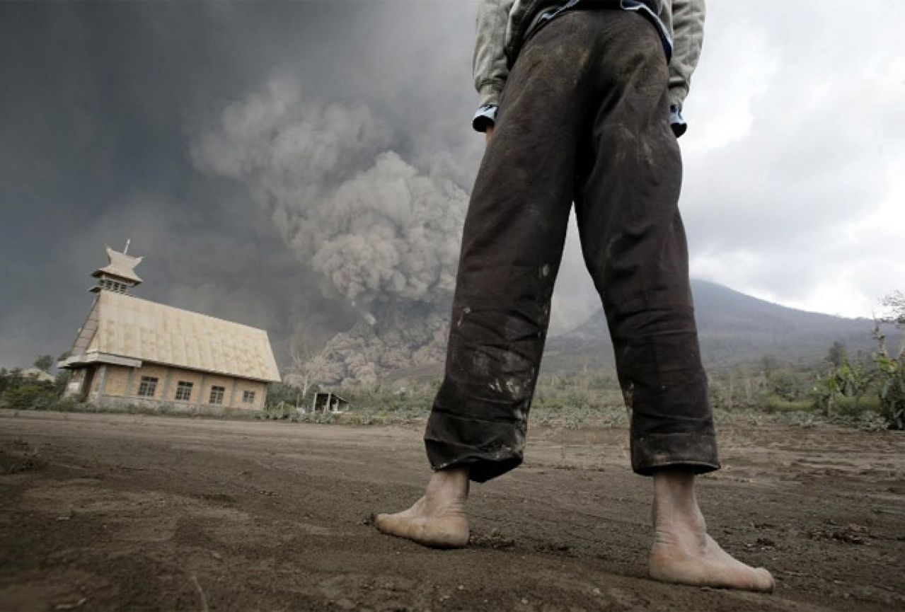 Erupcija vulkana ubila 11 ljudi, uključujući četvero djece!