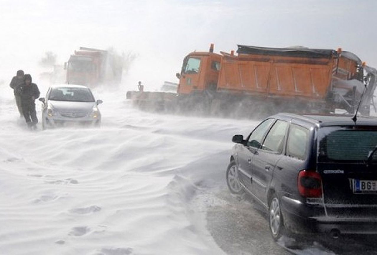 Vjetar i snijeg i dalje stvaraju probleme u Srbiji