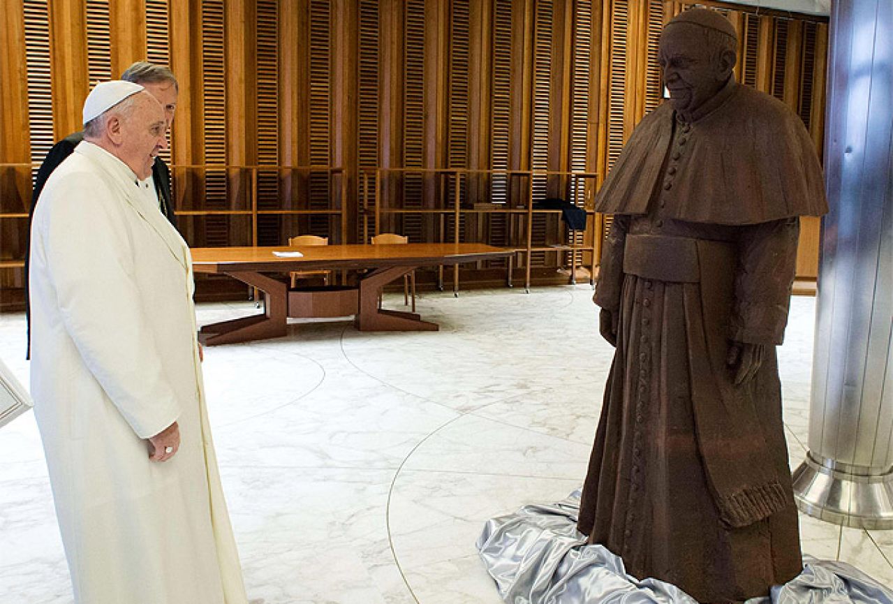 Papa dobio svoj kip od čokolade