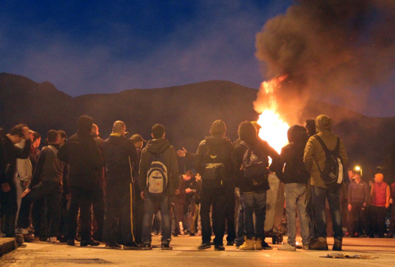 Nepovjerenje i pijuni slomili su polurevoluciju