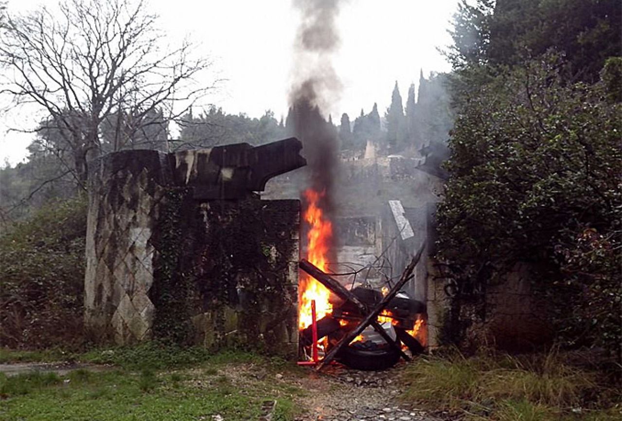 Postavljena i zapaljena barikada na ulasku u Partizansko groblje 