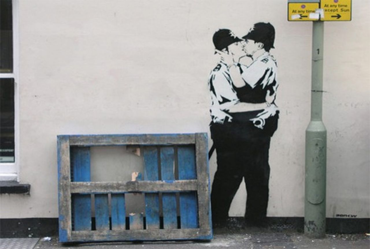 Banksyjev mural s policajcima koji se ljube prodan za više od pola milijuna dolara