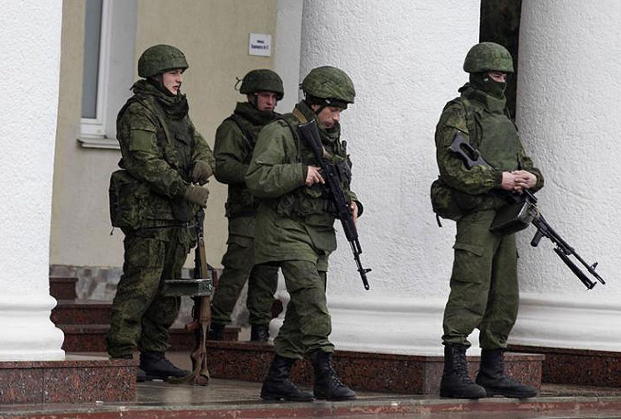 Ukrajina optužila Rusiju da je izvršila invaziju na Krim; 2000 ruskih vojnika stiglo u Simferopol