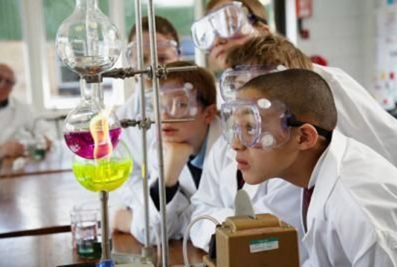Изучение химии в школе. Химическая лаборатория в школе. Ученики в лаборатории. Лаборатория химии в школе. Эксперимент в лаборатории.