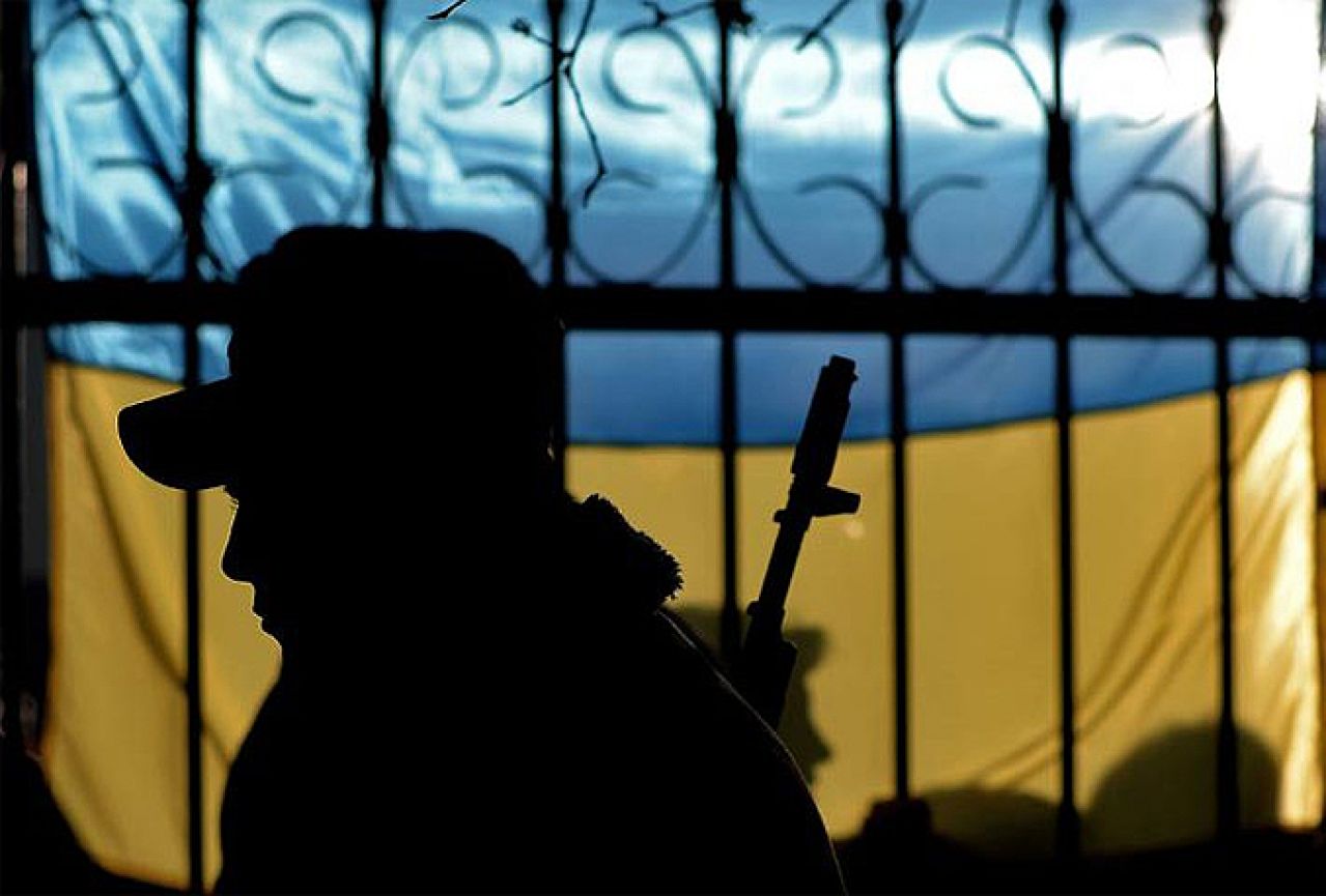 Janukovič tvrdi da vojnici neće slušati zločinačka naređenja; zamrznuta imovina njegovog sina