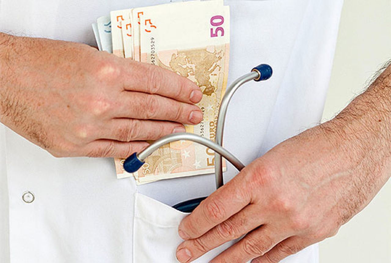 Direktori nekih javnih zdravstvenih ustanova imaju plaće veće od 3 000 KM