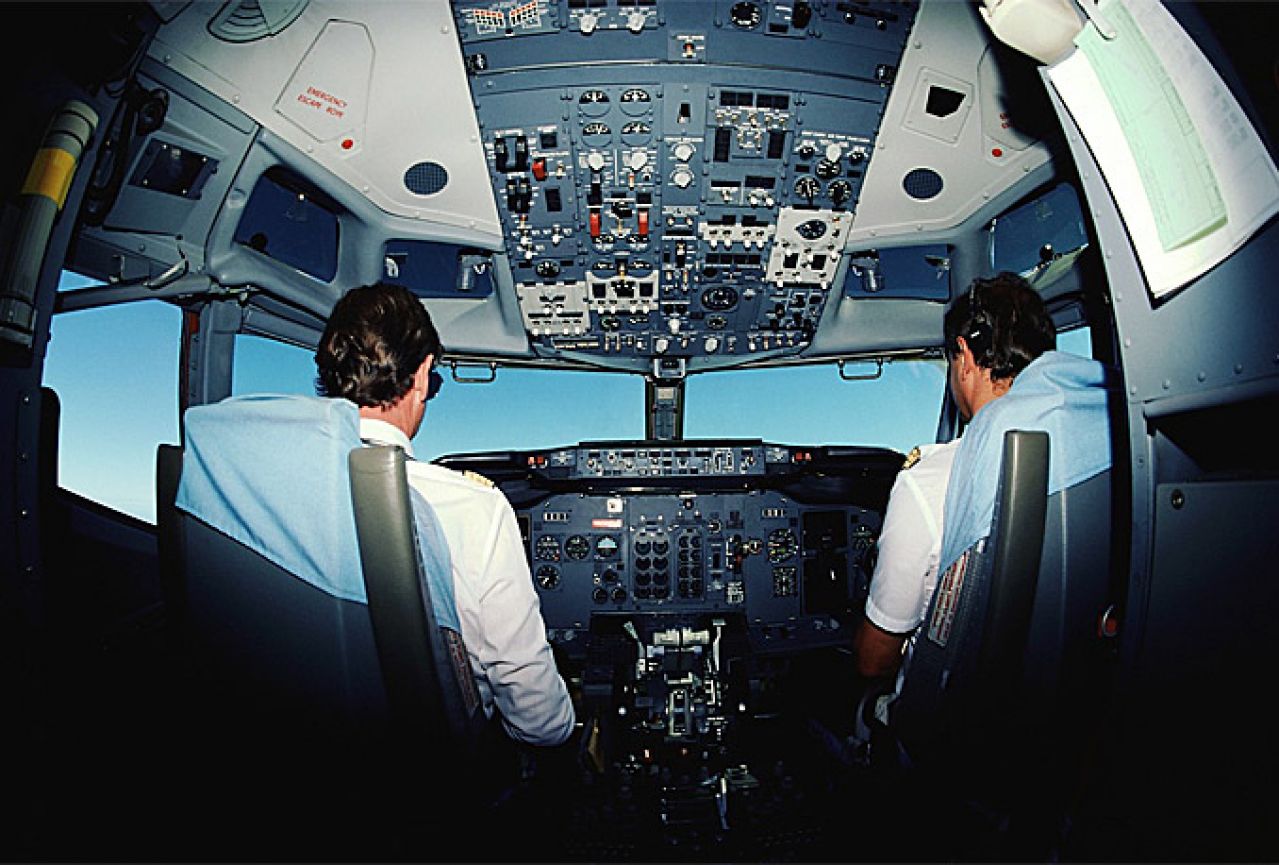 Как стать самолет. Как стать самолет. Летчик в самолете. Пайлот келсон. Как стать самолет.