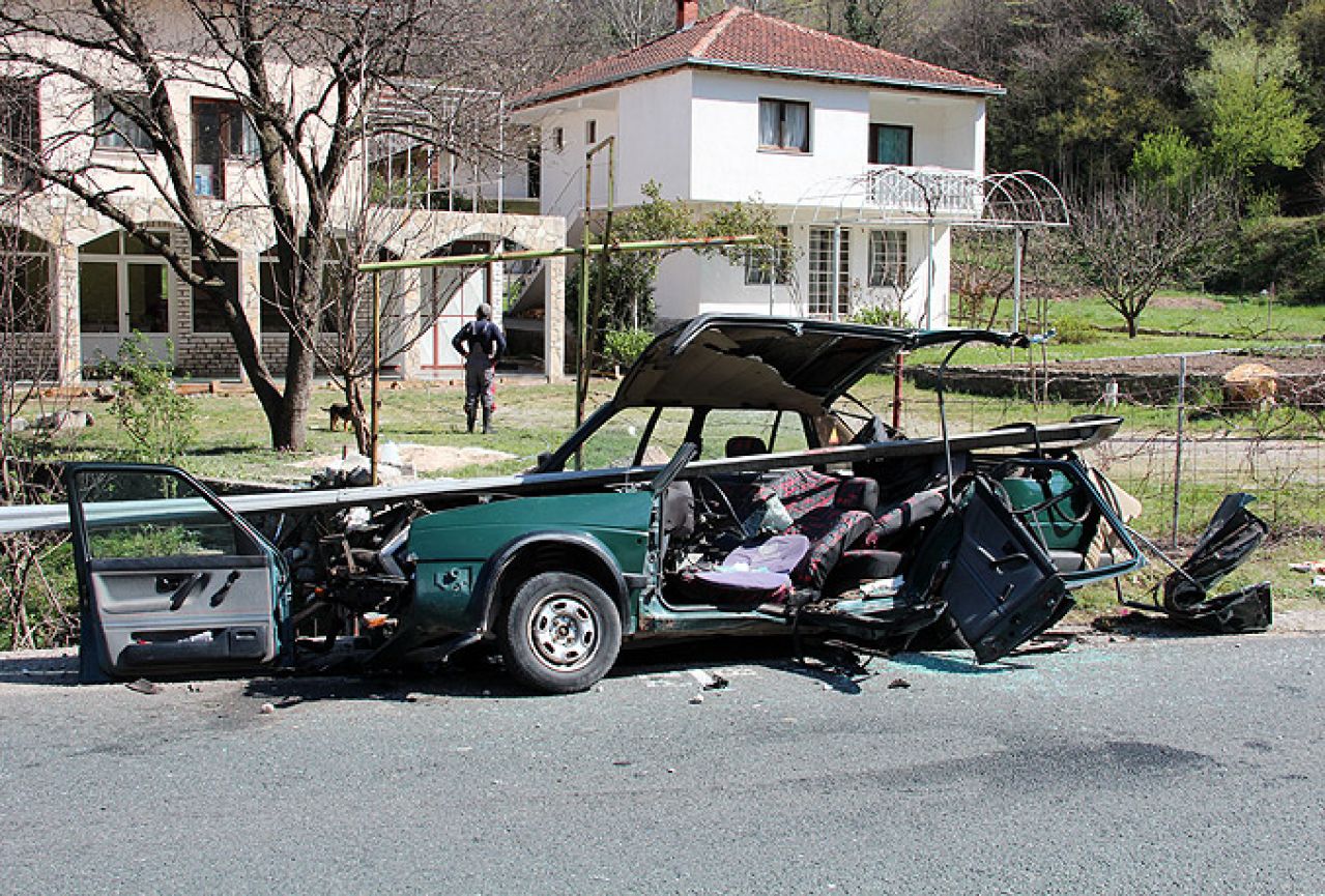 Mostar-Jablanica: Automobilom se 'nabili' na zaštitnu ogradu, ozlijeđene dvije osobe