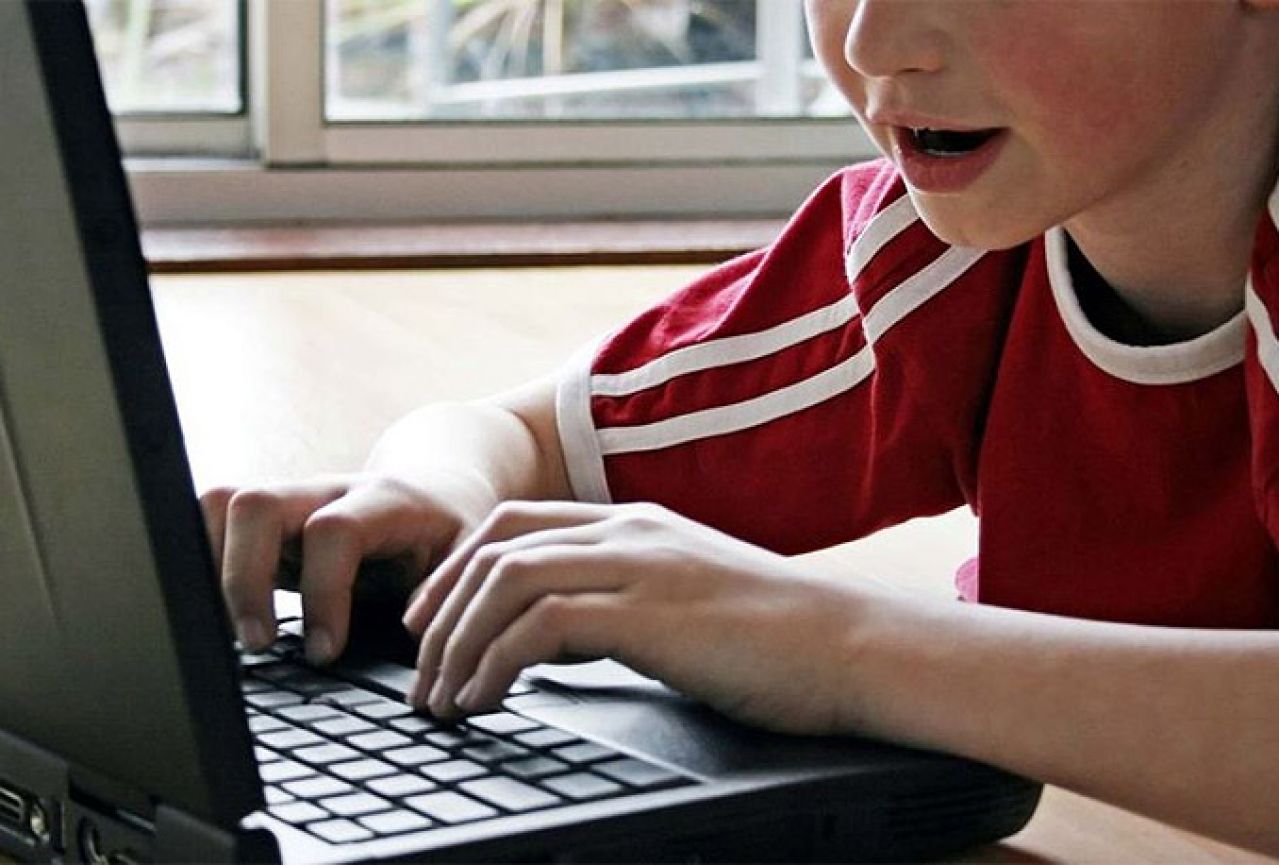 Dječak doživio živčani slom jer mu je nestalo interneta
