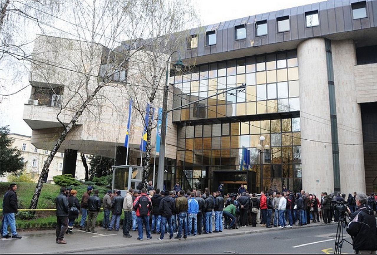 Poljoprivrednici prosvjeduju ispred Parlamenta; Lijanović: Prosvjedi su nepotrebni