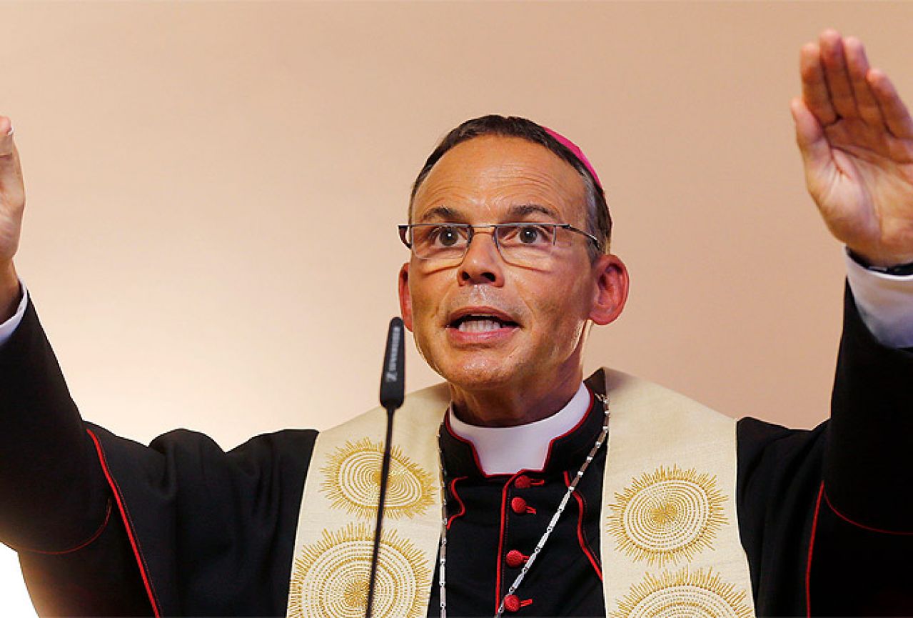 Papa prihvatio ostavku biskupa rasipnika