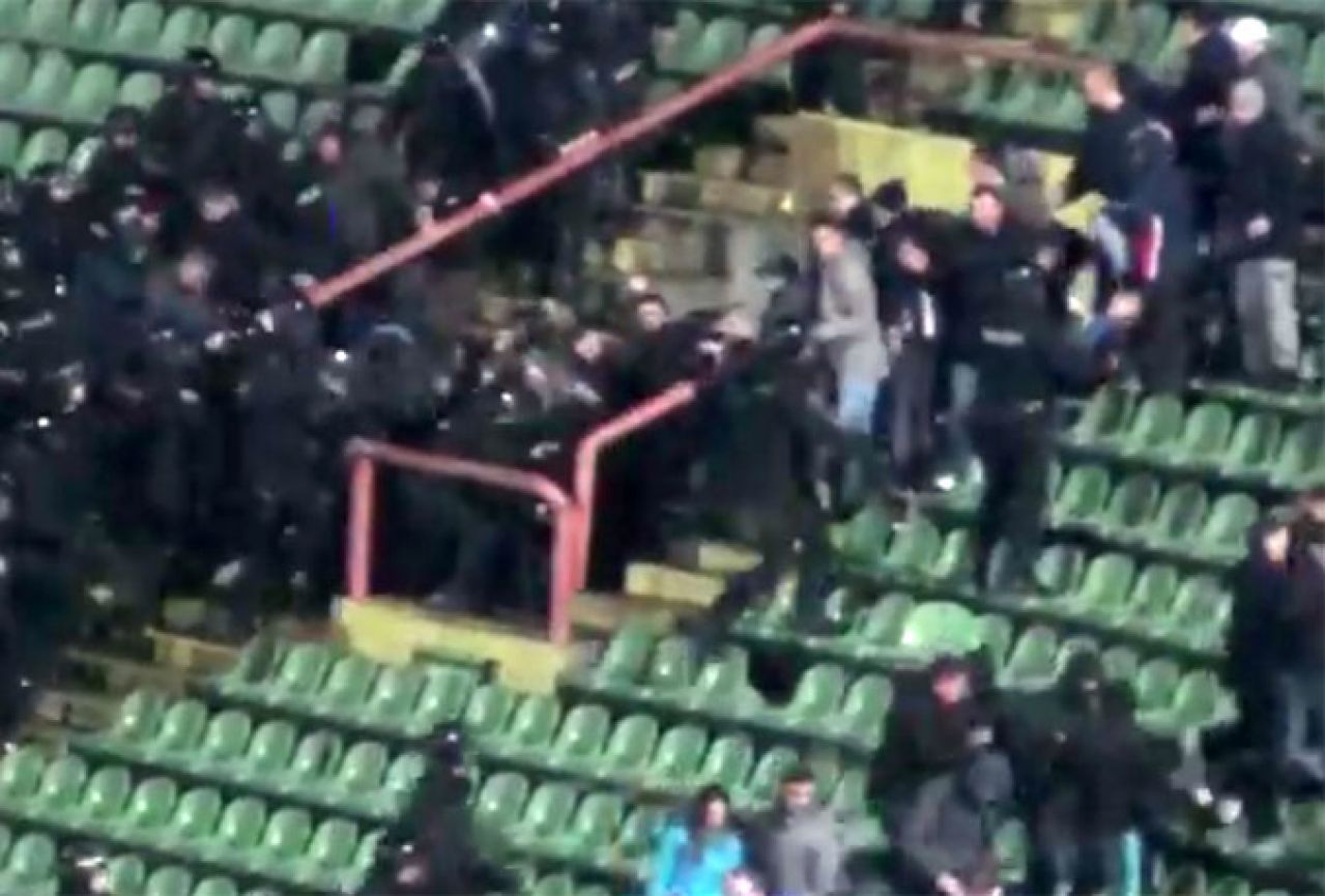 Policija silom na navijače Željezničara, neredi nastavljeni i izvan stadiona
