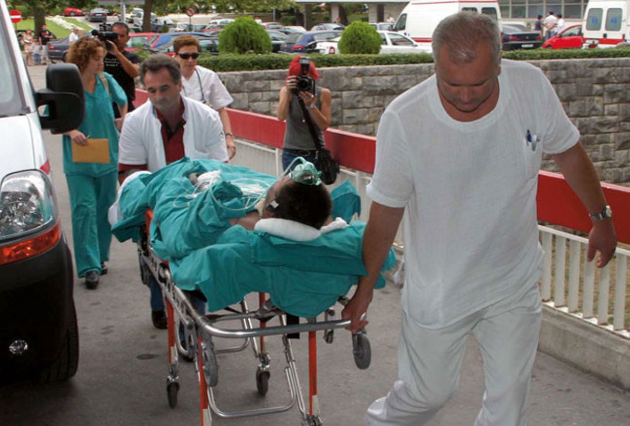 Pucnjava pred bolnicom u Splitu, jedna osoba ranjena