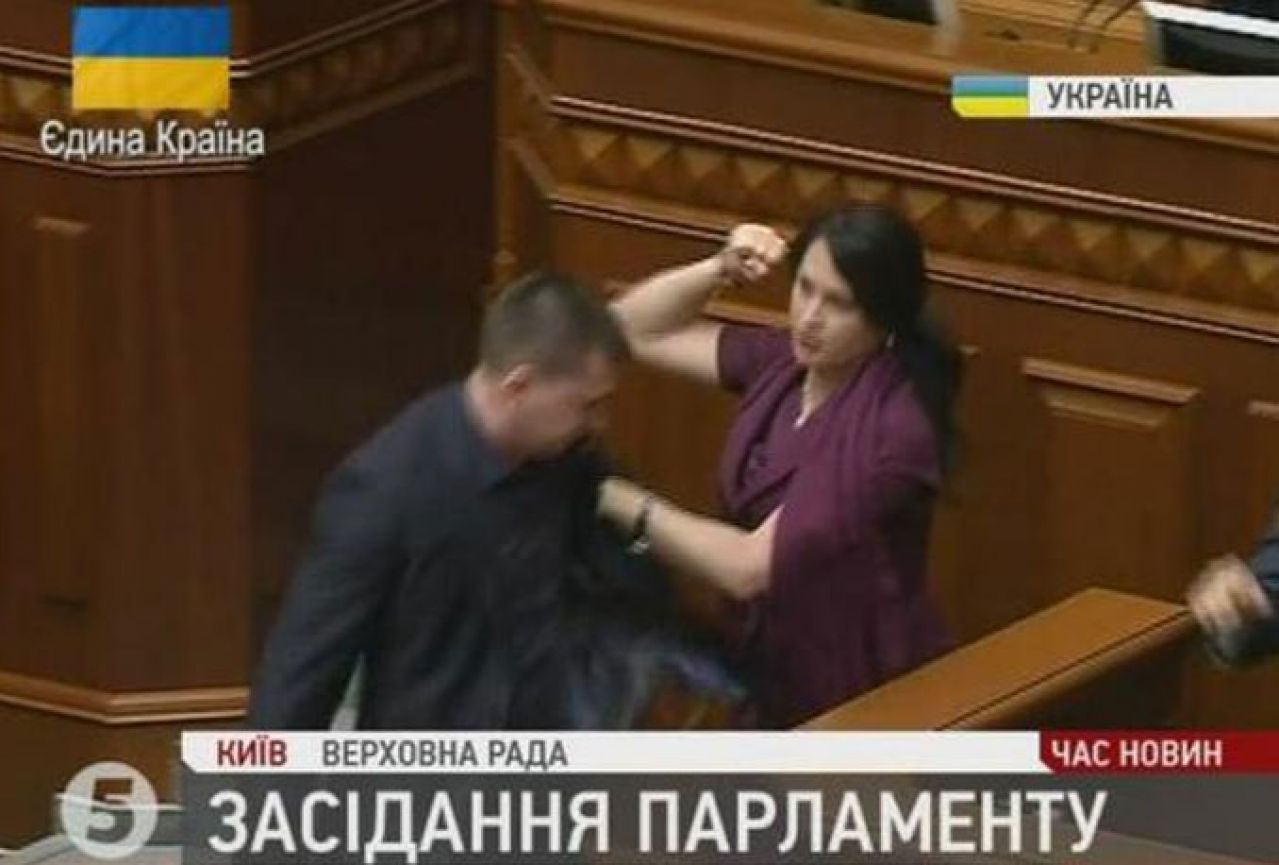 Žestoka svađa i tučnjava u ukrajinskom parlamentu 