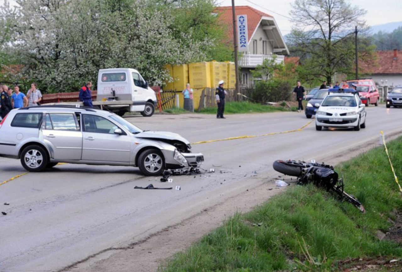 Motociklom se zabio u putnički automobil, jedna osoba teško ozlijeđena