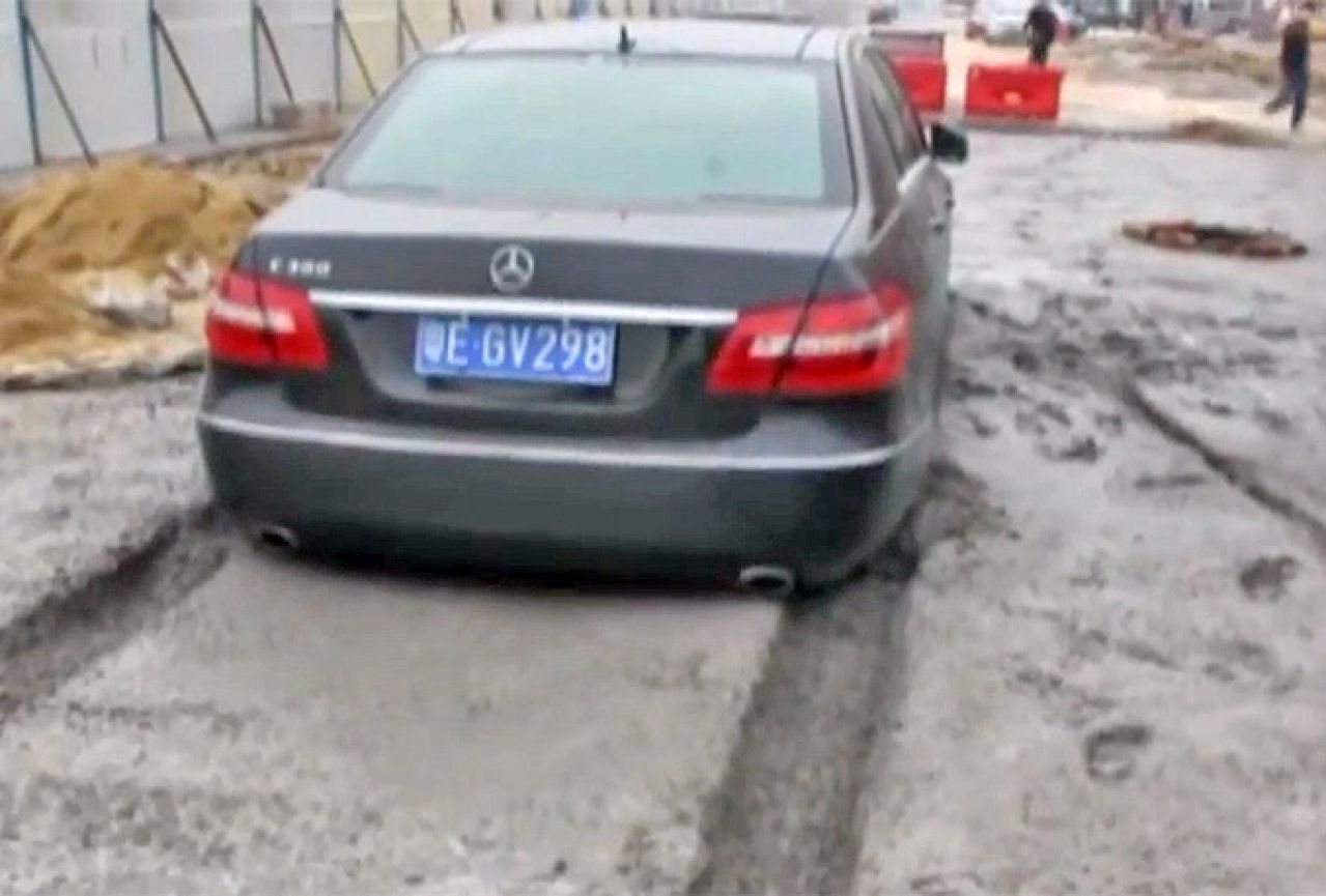 Mercedesom vrijednim oko 70.000 eura krenuo u vožnju kroz beton