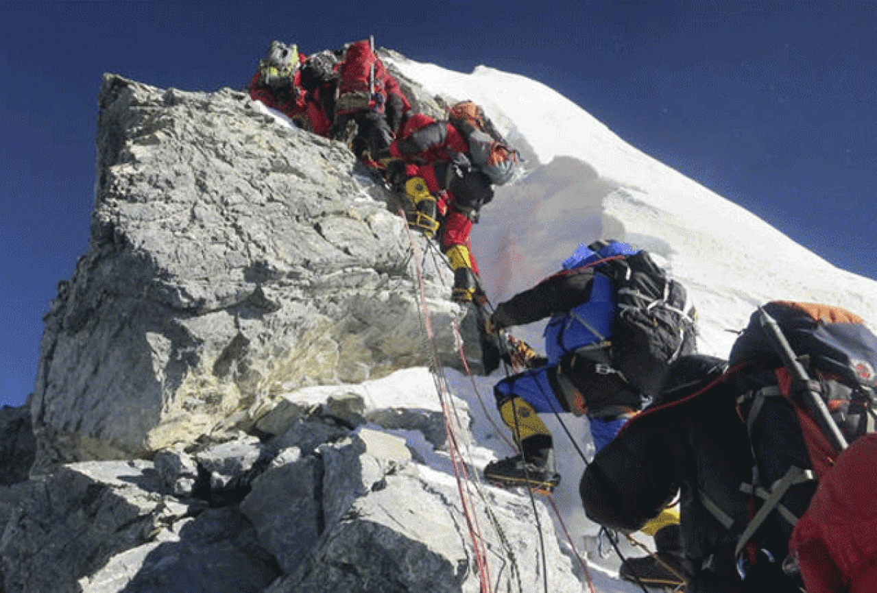 Mont Everest: 13 osoba poginulo nakon pokretanja lavine