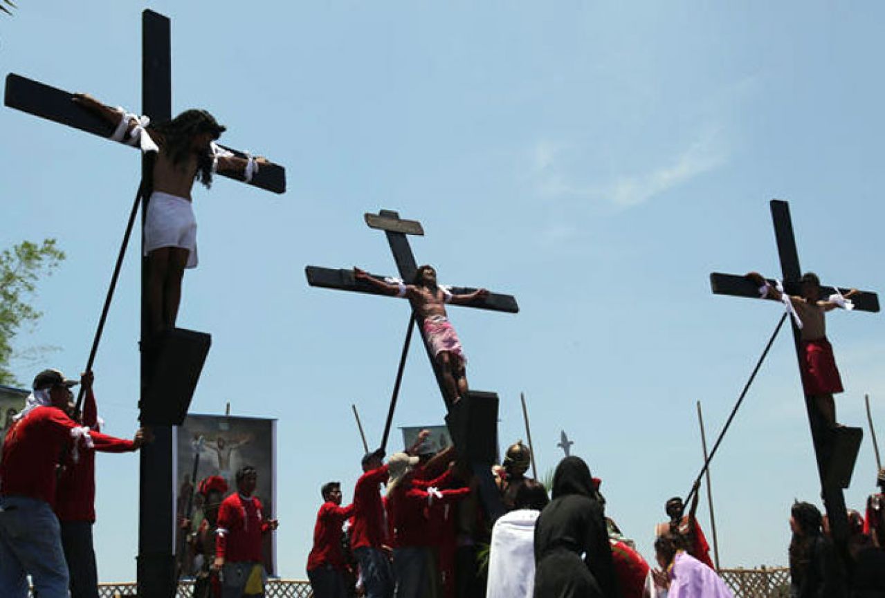 Filipini: Tradicionalno razapinjanje na križ