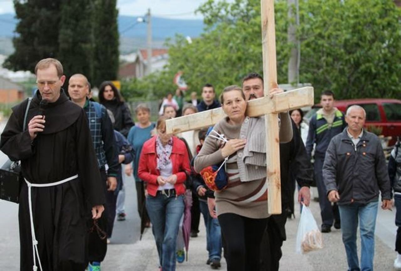Čapljinci hodočastili na Križevac noseći križ veličine pet metara