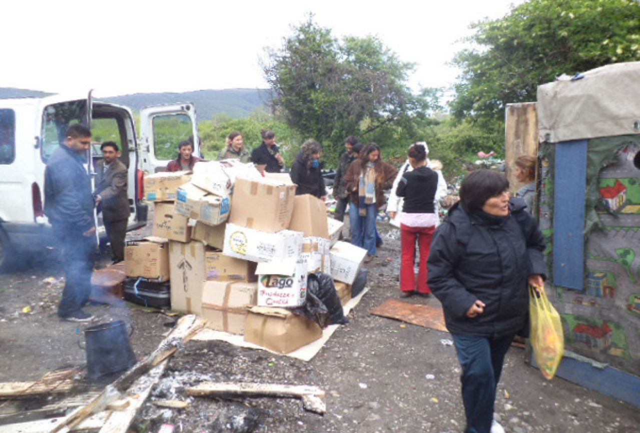 Humanitarci posjetili i darivali Rome u Čapljini