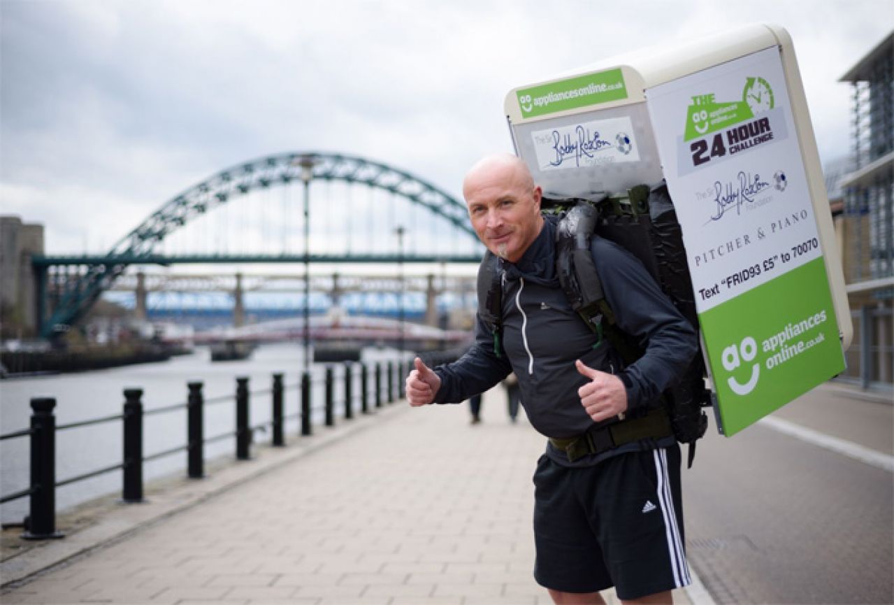 Englez trči maraton s hladnjakom na leđima