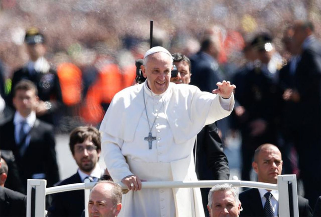 Papa Franjo beskućnicima za Uskrs podijelio čestitke i po 50 eura