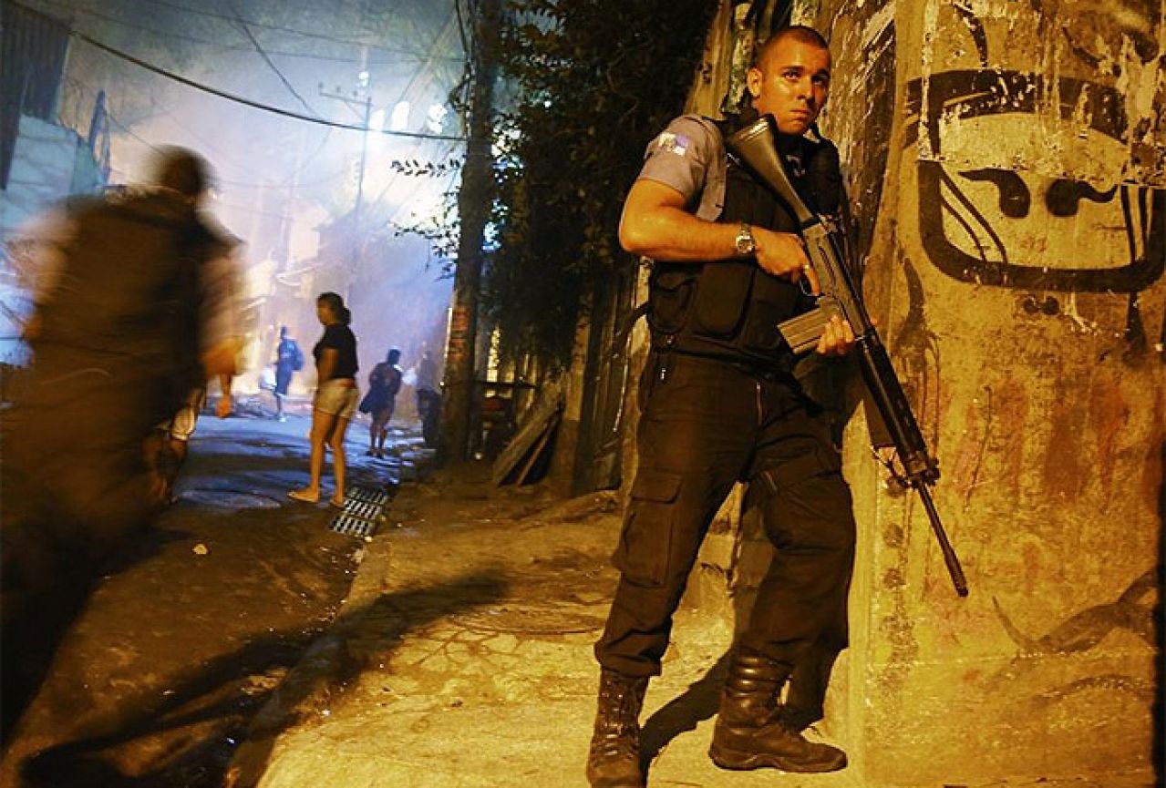 Nemirni Brazil pred Prvenstvo: Stanovnici favela ''zapalili'' ulice