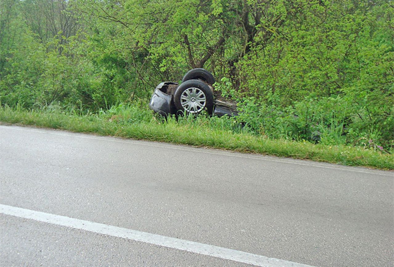 Čitatelji upozoravaju: Učestale prometne nezgode u Ovojcima zbog prolivenog ulja