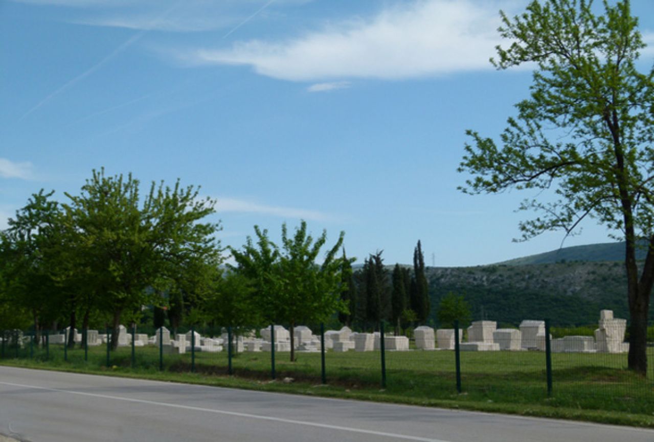 Postavljena ograda oko nekropole stećaka Radimlja; započela naplata ulaznica
